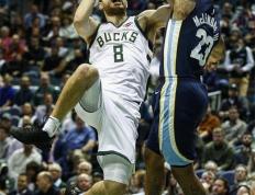 PG平台-门罗展示内线冲击力，佐伊优雅长发飘飘弧线美不胜收