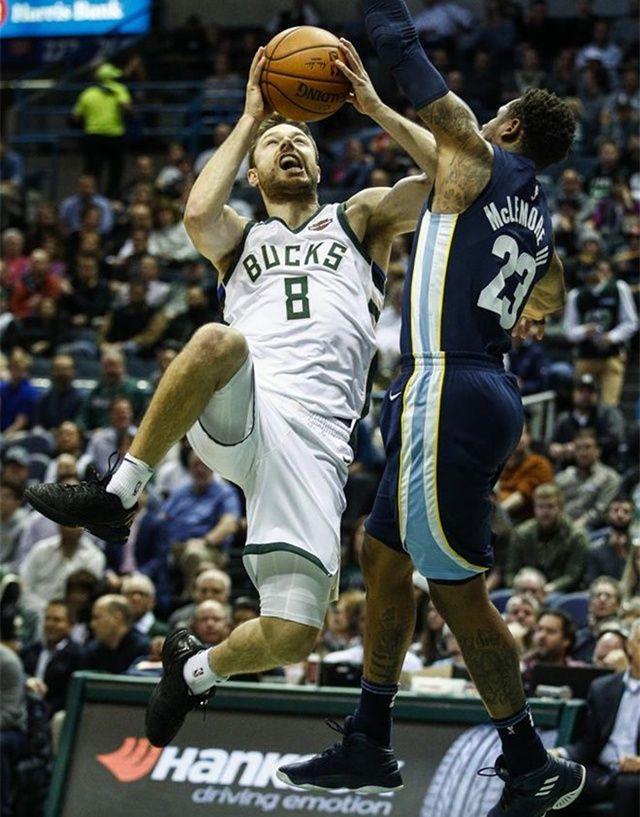 PG平台-门罗展示内线冲击力，佐伊优雅长发飘飘弧线美不胜收