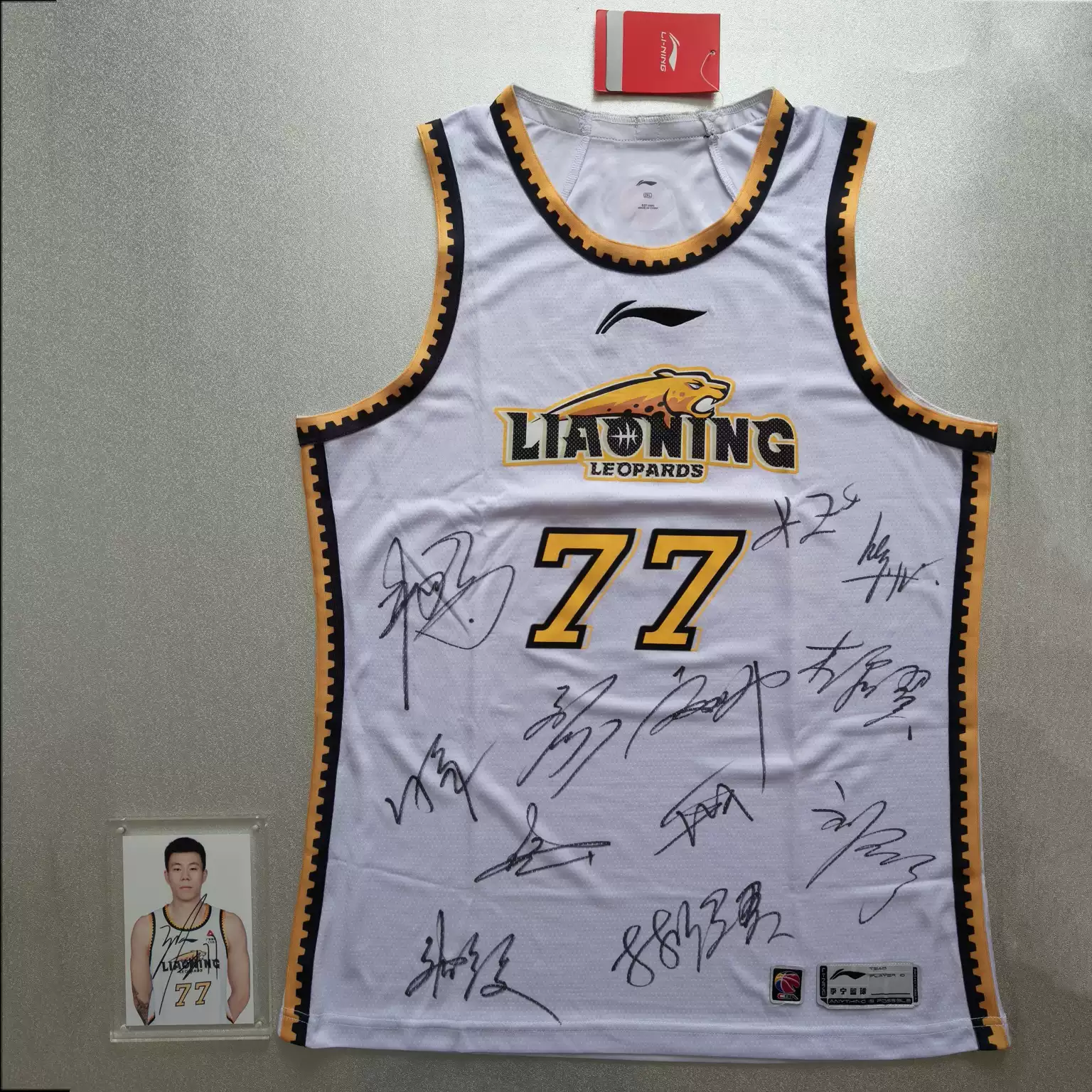 PG电子游戏-赛后球员赠送签名球衣，让球迷感动流泪